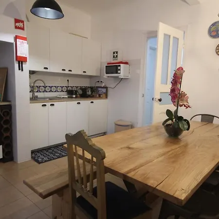 Ocean M1 R4 - Large Double With Shared Bathroom In Center Лісабон