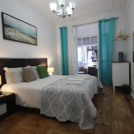 Ocean M1 R4 - Large Double With Shared Bathroom In Center Лісабон