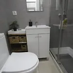 Maison d'hôtes Ocean M1 R4 - Large Double With Shared Bathroom In Center Lisboa